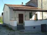 Casa in pietra composta al Piano Terra da: n.� 2 Cantine a volte. Al Piano Terra da: Cucina, Salotto, Camera e Bagno. Terrazza coperta in legno. Garage a 5 metri con sopra terrazza ( con possibilit&agrave; di altri due locali ). Possibilit&agrave; di Vigneto nelle vicinanze con all&acute;interno Casottino adibito a deposito attrezzi e fornito di acqua.