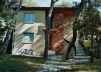Appartamento sito al primo piano nel centro di Marina di Castagneto-Donoratico a circa 100 metri dal mare, composto da: ingresso indipendente, salotto con 1 posto letto, cucina con veranda pranzo e t.v., 1 camera con 3 letti singoli, 1 camera con letto matrimoniale, 1 camera con letto alla francese, 1 bagno con doccia (senza finestra), 1 bagno con vasca piccola, piccolo porzione di giardino, 1 Posto auto privato.<BR><BR>Via della Colonia, 14<BR><BR><strong>Distanze:</strong> dal Mare 200 M<BR><strong>Servizi non compresi:</strong> Pulizie Finali 55,00<BR><BR>