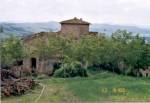 A 12 km da Arezzo, 60 km da Siena e 60 km da Firenze, piccolo borgo medioevale con torre e chiesetta per una superficie di circa 1800 mq(particolarmente adatto per agriturismo) pi&ugrave; 4 annessi di 430mq., da ristrutturare. Situato in posizione panoramica esposto a sud, sempre soleggiato con 5 ettaro di terreno di propriet&agrave;. Fornito di elettricit&agrave;,sorgente privata, telelfono. Accesso: Strada bianca distante da asfalto 700 mt. in buone condizioni