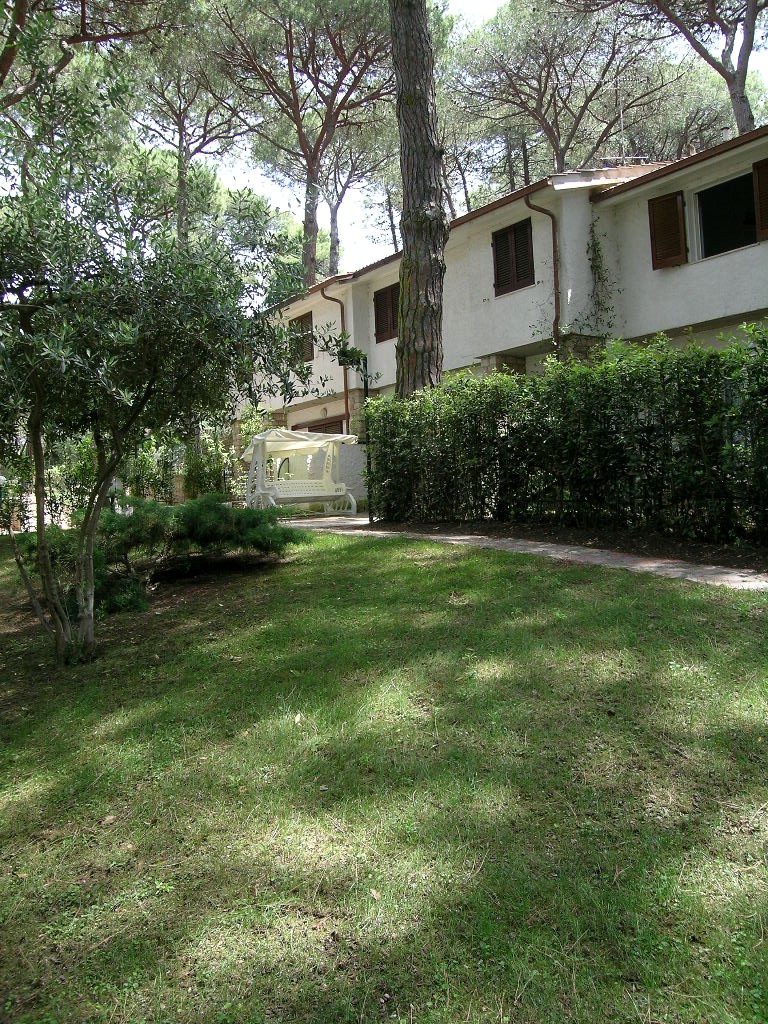 La Villetta  si trova a ca. 400 metri dal mare in Pineta in una zona molto tranquilla ed &egrave; composto da: Piano terra:ingresso privato dal giardino davanti casa, soggiorno con divano letto matrimoniale, sul piano rialzato (si affaccia sul soggiorno) saletta pranzo con cucinotto, porta finestra che porta sulla veranda coperta attrezzata con tavolo, sedie e barbecue nel giardinetto. Primo piano: 1 camera matrimoniale, 1 camera con due letti singoli, bagno con vasca. Arredamento nuovo, molto carino.<BR><BR><BR>