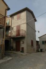 Nel piccolo borgo storico di Casa Piero, a circa 300 mt. da Piazze, frazione di Cetona vendiamo questo grazioso terratetto di 75 mq. su tre livelli.<BR><BR>UBICAZIONE <BR>Il borgo di Piazze &egrave; un tranquillo paese posto a met&agrave; strada tra Cetona, centro medievale molto ricercato da letterari ed artisti del mondo intero per la sua pace e la bellezza dei suoi paesaggi e San Casciano dei Bagni, borgo medievale oggi famoso in tutto il mondo per il suo centro termale Fonteverde considerato uno dei pi&ugrave; belli esistenti. E&acute; facilmente raggiungibile grazie alla vicinanza delle uscita autostradale di Chiusi Chianciano  e di Fabro. Le citt&agrave; storiche come Firenze, Siena, Arezzo, Montepulciano, Pienza, San Quirico d&acute;Orcia, Radicofani, Orvieto, Chiusi sono poco distanti<BR>   <BR>DESCRIZIONE <BR>Il terratetto sviluppa una superficie di 75 mq. su tre livelli. E&acute; stato recentemente ristrutturato ed attualmente &egrave; cos&igrave; suddiviso: cucina rustica al piano terra, piccola libreria/stanza di passaggio, bagno e terrazza al piano primo, camera matrimoniale e piccolo bagno al piano secondo. Dalla terrazza del primo piano e dalla finestra di camera del secondo piano si pu&ograve; godere di un bel panorama sulla valle che guarda Citt&agrave; della Pieve.<BR><BR>STATO E RIFINITURE<BR>L&acute;immobile &egrave; stato ristrutturato circa 5 anni fa ed &egrave; abitabile da subito<BR><BR>SERVIZI E UTENZE<BR>L&acute;immobile &egrave; gi&agrave; servito di tutte le utenze come acquedotto, luce e metano, telefono.<BR><BR>SITUAZIONE URBANISTICA - CATASTALE<BR>L&acute;immobile principale sotto il profilo urbanistico &egrave; stato edificato antecedentemente il 1967 e successivamente &egrave; stato oggetto di ristrutturazione tramite regolare autorizzazione edilizia. <BR><BR>DATI PROPRIETA&acute; ED EVENTUALI VINCOLI<BR>Tutta la propriet&agrave; &egrave; intestata a persone fisiche e la vendita &egrave; soggetta a imposta di registro rispettivamente al 10 % se acquistata come seconda casa o al 3 % se acquisto della propriet&agrave; con agevolazioni prima casa e con l&acute;obbligo quindi di trasferire la propria residenza nell&acute;abitazione entro 18 mesi dalla data del rogito notarile. <BR><BR>UTILIZZI E POTENZIALITA&acute;<BR>La propriet&agrave; per l&acute;ubicazione e la superficie si presta particolarmente come grazioso pied a terre ad uso vacanza o anche per una coppia come prima abitazione.