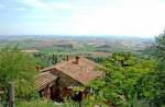 A circa 1 km dal centro storico, in posizione tranquilla e estremamente panoramica con vista spettacolare sulla Valdorcia, vendesi tipico casale in pietra di circa mq.150. Piano terreno - cantina e locali tecnici. Piano primo - soggiorno con focolare, cucina, 2 camere da letto, bagno. Delimitano la propriet&agrave; 2 ha di terreno con oliveto (400 piante) ed alberi da frutta. Servizi presenti: acqua, luce e GPL.