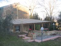 La casa &egrave; localizzata subito fuori le mura di San Gimignano, "citt&agrave; delle belle torri". La casa &egrave; circondata da un giardino di propriet&agrave; con ampie zone panoramiche e soleggiate.<BR><BR><strong>Distanze:</strong> Firenze 59 Km<BR>Pisa 78 Km<BR>Siena 44 Km<BR><strong>Servizi compresi:</strong> Luce, acqua, gas e <BR>cambio settimanale di biancheria<BR><strong>Sito web:</strong> www.toscanacasali.it<BR><strong>Indirizzo e-mail:</strong> ciulli @bigspa.it<BR><strong>Telefono:</strong> 0571418731<BR><strong>Fax:</strong> 0571418731<BR><BR><strong>Villa:</strong> Villa  2/4 posti letto<BR>La casa &egrave; disposta su due livelli e composta da cucina - soggiorno con camino e divano letto, al piano primo camera matrimoniale con bagno<BR><strong>Posti letto:</strong> 2<BR><strong>Posti letto aggiuntivi:</strong> 2<BR><strong>Prezzi bassa stagione:</strong> settimanale:</strong> 500 �; <BR><strong>Prezzi media stagione:</strong> settimanale:</strong> 680 �; <BR><strong>Prezzi alta stagione:</strong> settimanale:</strong> 750 �; <BR><BR><BR>