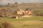 In un bellissimo contesto paesaggistico importante rudere di casale con vari annessi per una superficie complessiva di circa 620 mq. Oltre la possibilit&agrave; di ulteriori 200 mq di ampliamento su un terreno di circa 1,5 ha di terreno.<BR><BR>UBICAZIONE <BR>L&acute;immobile &egrave; ubicato nel Comune di Castiglione del Lago,in un territorio panoramico nel semicerchio che &egrave; compreso tra la frazione del Porto e Gioiella con esposizione a sud.<BR>Di fronte ha il lago di Chiusi, a nord un leggero pendio chiude sulla strada provinciale, mentre ad est ed a ovest per diversi chilometri non si vede altro che campagna e paesaggio, il Monte Amiata ed il Monte Cetona.<BR>   <BR>DESCRIZIONE <BR>L&acute;immobile in oggetto fa parte di un piccolo agglomerato rurale circondato da piccoli annessi, non &egrave; stato pi&ugrave; ampliato o ristrutturato successivamente al 1967 con concessioni o autorizzazioni.<BR>Il resede che lo circonda, degrada verso il lago ed ha una superficie di ha 1,50 circa ed &egrave; attualmente incolto.<BR>Le tipologie costruttive delle strutture in esame, sia del fabbricato che degli annessi sono completamente in mattoni con solai in legno . Il  tetto &egrave; in legno ed &egrave; coperto con tegole e coppi.<BR>L&acute;immobile si sviluppa su tre livelli: al piano terra con vari ingressi dall&acute;esterno una decina di locali che avevano un uso a magazzino, fienile o stalla. Per salire al piano primo due grandi scalinate dimesse, che portavano  all&acute;abitazione quindi non accessibile per evidenti problemi strutturali. Il fabbricato infatti &egrave; stato lasciato in uno stato di degrado che ha portato il crollo di alcune parti di tetto, delle scalinate e di alcuni solai. Infine su una parte dell&acute;immobile abbiamo una graziosa altana.  Gli annessi circostanti si trovano nelle stesse condizioni ma possono essere completamente recuperati ai fini abitativi.<BR><BR>STATO E RIFINITURE<BR>Il casale &egrave; completamente da ristrutturare.<BR><BR>SERVIZI E UTENZE <BR>La propriet&agrave; &egrave; sprovvista di tutte le utenze anche se sono tutte molto vicine. <BR><BR>SITUAZIONE URBANISTICA - CATASTALE<BR>Il casale &egrave; stato edificato  prima del 1967 e successivamente non &egrave; stato modificato-ristrutturato. Sotto il profilo urbanistico l&acute;immobile &egrave; rurale e attualmente &egrave; in fase di approvazione un progetto per la ristrutturazione dello stesso.<BR><BR>DATI PROPRIETA&acute; ED EVENTUALI VINCOLI<BR>Tutta la propriet&agrave; &egrave; intestata a una s.r.l. e la vendita quindi &egrave; soggetta ad i.v.a. al 4% in quanto l&acute;immobile &egrave; soggetto al vincolo delle belle arti essendo un fabbricato storico dato la sua importanza estetica e storica.