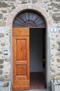 In posizione collinare e panoramica, porzione di colonica in pietra, appartamento arredato posto al primo piano e composto da cucina-soggiorno, camera matrimoniale, bagno e lavanderia � 350 a settimana<BR>Apartment in a Farmhouse - kitchen equiment, sitting room with sofa bed, bedroom, bathroom with shower<BR>Laundry � 350 for week<BR><BR><strong>Distanze:</strong> Greve inm Chianti 6 km<BR>Panzano in Chianti 2 km<BR>Firenze 32 Km<BR><strong>Sito web:</strong> www.le-case.com<BR><strong>Indirizzo e-mail:</strong> info@le-case.com<BR><strong>Telefono:</strong> 055 853559<BR><strong>Cellulare:</strong> 333 3587220<BR><strong>Fax:</strong> 055 853559<BR><BR>