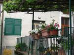 Casa in pietra nel borgo, abitabile da subito, composta al Piano Seminterrato da ampia Cantina a volte, al Piano Primo da Grande Soggiorno con Camino, Cucinino, Camera Matrimoniale e Bagno. Sottotetto con possibilit&agrave; di essere sfruttato come eventuale Camera.
