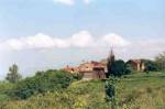 A 5 km da Arezzo e 15 km dal casello A1 uscita Arezzo  Borgo  situato a 481 mt. s.l.m. in posizione panoramica con splendida vista sulla citt&agrave; di Arezzo, il complesso &egrave; costituito dalla ex Canonica e Chiesa parrocchiale di San Bartolomeo a Querceto. Dista 5 km dall&acute;abitato di Arezzo ed risalente al 1300 circa. Detto complesso tutelato dalla sovrintendenza ai beni culturali oltre alla Chiesa e Canonica adiacente &egrave; formato da altre 4 strutture, alcune in cattivo stato di manutenzione, in gran parte crollate e non accessibili. La superficie totale del complesso &egrave; di circa 1300 mq con 5 ettari di terreno di cui 4 ettari a oliveto e siminativo e 1 ettaro a bosco. Fornito di elettricit&agrave;, acqua, linea telefonica a 400 mt. <BR>Terreno:  5 ettari, oliveto, seminativo e bosco.  Tot. mq casa Fabbricati mq 1300