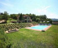 Antico casale in pietra tipico Toscano, recentemente ristrutturato e situato in splendida posizione panoramica con vista sulla Valle Di Chio. Il casale suddiviso in tre appartamento con ingresso indipendente pu&ograve; ospitare comodamente da 8 a 14 persone. Tutti gli appartametni dispongono di divano letto matrimoniale. Il grande giardino circostante ospita una ampia  piscina ad uso esclusivo degli ospiti. Periodo apertura piscina: 1/5 - 30/9<BR><BR><strong>Distanze:</strong> Castiglion Fiorentino a 5 km<BR>Cortona a 10 km<BR>Arezzo a 20 km<BR>autostrada a 20 km <BR>Siena a 80 km<BR><strong>Servizi compresi:</strong> consumi d&acute;acqua ed elettricit&agrave;, biancheria letto e bagno, pulizia finale, tasse incluse<BR><strong>Servizi non compresi:</strong> ristorazione non disponibile, domestico su richiesta, baby sitter su rischiesta<BR><strong>Sito web:</strong> www.immobiliarebellatoscana.com<BR><strong>Indirizzo e-mail:</strong> info@immobiliarebellatoscana.com<BR><strong>Telefono:</strong> 05751785997<BR><strong>Cellulare:</strong> 3338896672<BR><strong>Fax:</strong> 05751785997<BR><BR><strong>Villa di Chio appartamento Rosa:</strong> Appartamento ROSA: a piano terra con ingresso indipendente, composto da salotto, cucina con sala da pranzo, ed una camera matrimoniale con bagno privato.<BR><strong>Posti letto:</strong> 2<BR><strong>Posti letto aggiuntivi:</strong> 2<BR><BR><BR><strong>Villa di Chio appartamento azzurro:</strong> Appartamento AZZURRO: a piano primo, con ingresso indipendente, composto da soggiorno con caminetto, sala da pranzo con cucina completamente attrezzata, spaziosa camera matrimoniale e bagno con doccia.<BR><strong>Posti letto:</strong> 2<BR><strong>Posti letto aggiuntivi:</strong> 2<BR><BR><BR><strong>Villa di Chio appartamento giallo:</strong> Appartamento GIALLO: a piano primo, con ingresso indipendente &egrave; l&acute;appartamento pi&ugrave; spazioso.  Composto da sala da pranzo, cucina e soggiorno, camera matrimoniale, bagno con box doccia e nel soppalco una camera matrimoniale con bagno privato.<BR><strong>Posti letto:</strong> 4<BR><strong>Posti letto aggiuntivi:</strong> 2<BR><BR><BR><strong>Villa di Chio:</strong> Antico casale in pietra tipico Toscano, recentemente ristrutturato e situato in splendida posizione panoramica con vista sulla Valle Di Chio. Il casale suddiviso in tre appartamenti con ingresso indipendente pu&ograve; ospitare comodamente da 8 a 14 persone. Tutti gli appartametni dispongono di divano letto matrimoniale. Il grande giardino circostante ospita una ampia piscina ad uso esclusivo degli ospiti. Periodo apertura piscina: 1/5 - 30/9<BR><strong>Posti letto:</strong> 8<BR><strong>Posti letto aggiuntivi:</strong> 6<BR><BR><BR>