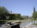 Immersa nel verde, colonica con piscina termale privata, sorgente calda a 39�, si affitta settimanalmente. Ha 3 camere doppie, 1 singola,3 bagni, soggiorno con grande camino, cucina, giardino recintato, BBQ.