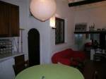 Bilocale in centro storico con salone grande con camino, angolo cottura, camera matrimoniale, camera singola e bagno nel chiostro privato.