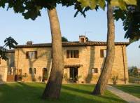 Antica casa colonica, situata a met&agrave; strada tra Arezzo e Cortona, vicino alla deliziosa, citt&agrave; medievale di Castiglion Fiorentino, un grazioso borgo, ricco di storia, siti archeologici e musei. Qui troverete piccoli ristoranti dove si possono gustare i veri sapori della Toscana.I grandi giardini che avvolgono la villa, ospitano la splendida piscina con la particolare caratteristica di essere inseriti in un involucro di rocce, barbecue e pergolati dove si pu&ograve; cenare. Una bella casa  che ricattura l&acute;atmosfera di tempi antichi, con cappella privata e camini antichi, ma con tutti il comfort per gli ospiti. Il Casale pu&ograve; ospira comodamente fino a 18 persone.<BR>La villa si trova a breve distanza da tutti i comfort e si trova in posizione ideale sono facilmente raggiungibili tutte le principali rotte verso i pi&ugrave; importanti centri della Toscana.<BR>A soli 5 km &egrave; la stazione con treni per Firenze, Roma, Arezzo, nonch&eacute; per i collegamenti di Orvieto e Perugia, le perle della regione Umbria. Per i pi&ugrave; giovani membri del partito c&acute;&egrave; tennis da tavolo e la possibilit&agrave; di noleggio di mountain bike. <BR>Totale Camere da letto: 9 - Piano terra: salotto con camino, sala da pranzo, cucina, bagno con doccia, 1 camera matrimoniale.Primo piano: grande salotto con camino, 2 camere matrimoniali, bagno con doccia, 1 camera doppia con bagno e suite con vasca, 1 camera doppia con bagno con doccia, 1 camera a due letti con piccolo bagno privato con doccia.Accessori: TV, TV satellitare, stereo, lettore CD, lavatrice, lavastoviglie, Tabletennis, Barbecue,<BR><BR><strong>Distanze:</strong> Servizi: bar pi&ugrave; vicino 900 Mts - ristorante pi&ugrave; vicino 3 km - pi&ugrave; vicina Negozio alimentare 3 km - Tutti i Infrastrutture 3 km - Stazione ferroviaria 4 km --<BR>Distanze: Castiglion Fiorentino 4 km - Cortona 15 km - Arezzo 15 km - Firenze 100 km - Siena 70 km<BR>Aeroporti: Firenze 100 km - Perugia 80 km - Pisa 200 km<BR><strong>Servizi compresi:</strong> Una serie di  biancheria letto e da bagno a settimana<BR>TV, TV satellitare, stereo, lettore CD, lavatrice, lavastoviglie, Tabletennis, Barbecue<BR><strong>Servizi non compresi:</strong> Pulizia finale 10 euro a persona<BR>Riscaldamento a consumo<BR>Danni deposito rimborsabile di Euro 500<BR><strong>Indirizzo e-mail:</strong> info@immobiliarebellatoscana.com<BR><strong>Telefono:</strong> 0575 352928<BR><strong>Cellulare:</strong> 339 1822683<BR><BR><strong>Villa Ottavia:</strong> Villa Ottavia<BR><strong>Posti letto:</strong> 18<BR><strong>Posti letto aggiuntivi:</strong> 0<BR><BR><BR>