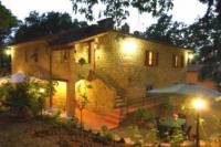 Splendida villa antica  situata su una dolce collina in posizione panoramica a poca distanza da Arezzo.  La villa  &egrave; circondata da vigneti e piccoli boschi privati, in un tranquillo angolo della Toscana, appena fuori Arezzo, che si trova a 4 km di distanza e dove potrete trovare tutti i comfort.  Pu&ograve; ospitare comodamente  fino a 12 persone. <BR>Totale Camere: 6 - Totale Bagni: 4 - La villa &egrave; su due livelli, ciascuno con ingresso esterno. <BR>Piano terra: ingresso grande salotto, sala da pranzo con camino, una camera matrimoniale con bagno con doccia, una camera da letto con due posti letto, una camera da letto con due letti singoli (pu&ograve; essere fatto in doppio) con bagno doccia. Cucina ben attrezzata con camino. <BR>Primo Piano: salotto, sala da pranzo, cucina, un bagno con doccia, camera matrimoniale con bagno con doccia, una camera a due letti, una camera matrimoniale. <BR>Accessori: TV, TV satellitare, stereo, lettore CD, linea Internet a banda larga, lavatrice, lavastoviglie, Barbecue, <BR>Animali non ammessi <BR>Arrivi: il sabato 17.00 - 19.30 - Partenze: il sabato entro le 09.30 AM<BR>Periodo dal 20/12/08 al 03/01/09  minimo soggiorno 5gg - prezzi � 50 al giorno a persona<BR><BR><strong>Distanze:</strong> Servizi: bar pi&ugrave; vicino 1,5 km - ristorante pi&ugrave; vicino 3 km - pi&ugrave; vicina Negozio alimentare 1 km - Tutti i Infrastrutture 5 km - Stazione ferroviaria 5 km - Golf 30 km - Equitazione 10 km - fermata bus 200 Mts -- <BR>Distanze: Arezzo 5 km - Cortona 30 km - Siena 55 km - Firenze 70 km - Roma 215 km<BR><strong>Servizi compresi:</strong> Una serie di biancheria di letto e da bagno a settimana<BR><strong>Servizi non compresi:</strong> Riscaldamento a consumo<BR>Pulizia finale Euro 10 a persona<BR>Danni: deposito rimborsabile di Euro 500<BR><strong>Indirizzo e-mail:</strong> info@immobiliarebellatoscana.com<BR><strong>Telefono:</strong> 0575 352928<BR><strong>Cellulare:</strong> 339 1822683<BR><BR><strong>Villa Rocolo:</strong> periodo dal 20/12/08 al 03/01/09  minimo soggiorno 5gg - prezzi � 50 al giorno a persona<BR><strong>Posti letto:</strong> 18<BR><strong>Posti letto aggiuntivi:</strong> 0<BR><strong>Prezzi alta stagione:</strong> giornaliero: 50 � a persona min. 5 gg &euro;; <BR><BR><BR>