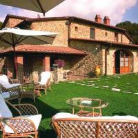 Villa il Toppo &egrave; un&acute;incantevole e caratteristica residenza di collina in prossimit&agrave; di Arezzo frutto di un sapiente recupero architettonico di una tipica struttura seicentesca.<BR>Circondata da un immenso parco di alberi secolari, &egrave; sicuramente il luogo ideale per godere della tranquillit&agrave; della campagna toscana.<BR>Aperta tutto l&acute;anno dispone di cinque camere e una suite accuratamente arredate in stile.<BR>Su un vasto prato, in zona panoramica, barbecue e piscina offrono relax, piacere e divertimento. Gli ospiti possono apprezzare la bont&agrave; dei prodotti tipici, nonch&eacute; un&acute;eccellente cucina legata alle tradizioni del territorio con prodotti biologici.<BR>Su richiesta &egrave; possibile organizzare la pratica di moltissimi sport nei dintorni:- Pesca e surf- Percorsi e sentieri di campagna in Mountainbike- Trekking su percorsi segnalati dal C.A.I.- Maneggi per passeggiate ed equitazione- Corsi di equitazione- Corsi di golf- Golf e tennis- Lanci tandem con paracadute da giugno a novembre- Corsi di abilitazione al volo con aliante- Voli di conoscenza sopra la Valtiberina- Raccolta di funghi nei boschi di propriet&agrave;. Servizi a disposizione degli ospiti:- Cuoco- Servizio di ristorazione- Piscina: misura 8m x 16m con una profondit&agrave; minima di 1,20m e massima di 2m, &egrave; inserita ottimamente all&acute;interno del giardino ed &egrave; corredata di lettini, ombrelloni, trampolino per tuffi, zona bar con frigo.- Spesa- Camerieri- Baby-sitter- Corsi di cucina- Serata della pizza- Corsi di fotografia, artigianato locale (tombolo, intaglio sul legno)- Degustazione dei nostri prodotti biologici- Organizzazione di escursioni<BR>- Tour enologici- Outlet shopping tour- Tour culturali, artistici, religiosi- Noleggio mountainbike<BR>Ora arrivo: Gli orari previsti per l&acute;arrivo sono compresi tra le ore 16.00 e le 19.00. Ora uscita: La partenza deve avvenire entro le ore 10.00 consentendo l&acute;accesso alle ore 9.00 al proprietario per il controllo dello stato della villa e al personale addetto alle pulizie per la sistemazione della casa.<BR>Deposito cauzionale danni rimborsale � 1.000<BR>Animali non ammessi<BR>Periodo dal 20/12/08 al 03/01/09 - � 2.700 a settimana per 12 persone<BR><BR><strong>Distanze:</strong> Distanze:A1 34km, Arezzo 39km, Firenze 105km, Prato 129km, Pisa 205km, Roma 250km.<BR><strong>Servizi compresi:</strong> Elettricit&agrave;, acqua, gas per uso cucina, biancheria settimanale, pulizia iniziale, manutenzione del parco e della piscina<BR><strong>Servizi non compresi:</strong> pulizie extra (�16.00 l&acute;ora) - biancheria extra (� 10.00/per persona), legna (� 15.00/100 kg). Internet telefono e riscaldamento secondo telelettura.<BR><strong>Indirizzo e-mail:</strong> info@immobiliarebellatoscana.com<BR><strong>Telefono:</strong> 0575 352928<BR><strong>Cellulare:</strong> 339 1822683<BR><BR>