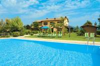Villa Il Laghetto &egrave; situata nel sud della Toscana a Castiglion Fiorentino, questa villa offre spaziose stanze ben arredate in tutto. La propriet&agrave; &egrave; situata nei bellissimi giardini compresi i grandi prati, una grande piscina privata e una splendida terrazza coperta con barbecue. La villa alloggio &egrave; stato recentemente potenziato con l&acute;aggiunta di un annesso con due stanze, cucina con sala da pranzo e salotto. Pu&ograve; comodamente ospitare fino a 12 persone. <BR>Accessori Lavastoviglie, lavatrice, forno a microonde, forno, cottura, Frigo / Congelatore, caminetto, forno per pane, Forno, , Frigo / Congelatore, TV satellitare, <BR>Sala da pranzo con caminetto attrezzata, lettore video, lettore DVD, camino, TV satellitare <BR>Animali non ammessi<BR><BR><strong>Distanze:</strong> Distanze: Castiglion Fiorentino 5 km, Restaurant / Mini/Supermarket 2.2km<BR>2 hrs 15 mins from Rome Ciampino Airport<BR>2 hrs 15 mins from Pisa Airport<BR>2 hrs 30 mins from Rome  <BR>3 hrs 30 mins from Genoa Airport<BR>14 hrs from Calais Port<BR><strong>Servizi compresi:</strong> Una serie di biancheria da bagno e da letto a settimana<BR><strong>Servizi non compresi:</strong> Servizi non compresi da pagare in loco: Riscaldamento a consumo - Danni deposito rimborsabile di Euro 500 - Pulizia finale Euro 10 a persona<BR><strong>Indirizzo e-mail:</strong> info@immobiliarebellatoscana.com<BR><strong>Telefono:</strong> 0575 352928<BR><strong>Cellulare:</strong> 339 1822683<BR><BR><strong>Villa Il Laghetto:</strong> Villa Il Laghetto<BR><strong>Posti letto:</strong> 12<BR><strong>Posti letto aggiuntivi:</strong> 0<BR><strong>Prezzi bassa stagione:</strong> settimanale:</strong> 790 &euro;; <BR><strong>Prezzi media stagione:</strong> settimanale:</strong> 900 &euro;; <BR><strong>Prezzi alta stagione:</strong> settimanale:</strong> 2600 &euro;; <BR><strong>Prezzi altissima stagione:</strong> settimanale:</strong> 2000 &euro;; <BR><BR><BR>
