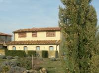 Caratteristico fienile di campagna posto tra San Casciano Val di Pesa e Tavarnelle, in una bellissima posizione panoramica, con una comoda strada di accesso. Il giardino privato ha una superficie di 2000 mq. Il fienile &egrave; disposto su due livelli e misura 170 mq, attualmente &egrave; suddiviso in due appartamenti ma facilmente si pu&ograve; ricondurre ad una unica unit&agrave; immobiliare. La recente ristruttrazione &egrave; stata curata nei minimi dettagli rispettando la tradizione toscana. Ottima esposizione a sud, bellissima posizione panoramica. La piscina &egrave; fouoriterra, ovviamente &egrave; possibile farla interrata. 