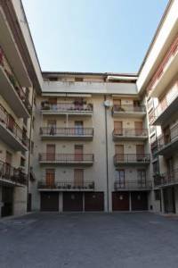 Panoramico e luminoso appartamento di mq. 120 al piano attico a Chiusi Scalo, con ascensore garage e terrazzi. Vicinissimo a tutti i servizi della citt&agrave;, parcheggi e in particolare alla bellissima zona verde, che si sviluppa a confine con la propriet&agrave;. Abitabile da subito. <BR>Ubicazione <BR>L&acute;immobile,si trova a Chiusi Scalo ha una posizione comoda e centrale, vicino al parco della citt&agrave;. Dista pochi metri dai servizi e dalla stazione ferroviaria, e ha pochissimi minuti di automobile troviamo l&acute;uscita autostradale A1, che collega con poco pi&ugrave; di un&acute;ora Roma e Firenze. Nel raggio di 25-45 chilometri, si possono raggiungere i maggiori centri dell&acute;Umbria e della toscana come: Chianciano Terme, S. Casciano, Pienza e Siena, Perugia, Assisi ecc. <BR>Descrizione <BR>Appartamento al piano attico, di un grande palazzo a Chiusi Scalo, con box auto, ascensore e terrazzi in tutti i locali, dai quali si gode una vista panoramica su tutta la citt&agrave; e il parco confinante. Vicinissimo a tutti i servizi della citt&agrave;, negozi, parcheggi e in particolare alla bellissima e attrezzata zona verde. Abitabile da subito non necessita lavori. <BR>Stato e rifiniture <BR>L&acute;immobile &egrave; in buono stato manutentivo, Le finiture semplici ma funzionali, sono di buona qualit&agrave;. All&acute;interno il pavimento &egrave; in monocottura e ceramica ; gli infissi sono in legno e metallo. E&acute; rifinito e abitabile. <BR>Servizi e Utenze <BR>L&acute;appartamento e vicino a tanti negozi di vario genere, scuole, parchi pubblici e reti di varia distribuzione. L&acute;immobile &egrave; servito dalle principali utenze che raggiungono il paese, quindi &egrave; allacciato all&acute;acquedotto comunale e alla cabina Enel per la fornitura di energia elettrica. IL servizio telefonico &egrave; presente e anche la copertura a.d.s.l. L&acute;immobile &egrave; riscaldata con termosifoni alimentati con gas metano autonomo. <BR>Situazione Urbanistica e catastale <BR>Regolarmente censito al catasto urbano del comune di Chiusi. <BR>Dati Propriet&agrave; e Vincoli <BR>Tutta la propriet&agrave; &egrave; intestata attualmente ad una persona fisica e la vendita sar&agrave; soggetta a imposta di registro rispettivamente al 10 % per i fabbricati se seconda casa o al 3 % se acquisto della propriet&agrave; con agevolazioni prima casa e con l&acute;obbligo quindi di trasferire la propria residenza nell&acute;abitazione entro 18 mesi dalla data del rogito notarile. <BR>Utilizzi e potenzialit&agrave; <BR>La propriet&agrave; pu&ograve; essere utilizzata, come abitazione principale o come seconda casa. Vista la posizione strategica e ben servita, l&acute; appartamento, pu&ograve; essere un comodo appoggio per raggiungere e visitare i maggiori centri dell&acute;Umbria e della Toscana. Centralissima, e considerando l&acute; ottimo prezzo, pu&ograve; anche essere un investimento con ampie potenzialit&agrave; da non perdere. <BR><BR>