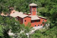 Maestosa villa dei primi del &acute;900 ristrutturata al grezzo di c.ca mq. 600 ubicata nel comune di Arcidosso con 1 ha di terreno che costituisce un corpo unico attorno al fabbricato. <BR>Ubicazione <BR>La villa dista appena 300 mt dal centro di Arcidosso, comune che sorge ai piedi del Monte Amiata. Dista dal capoluogo, Grosseto, circa 56 km, circa 73 km da Siena e circa 70 km dal Mar Tirreno, mentre le piste da sci del comprensorio amiatino distano appena 10 km, con la vetta del Monte Amiata a 12 km di distanza dal centro. Arroccato su di un&acute;altura, dalla quale domina i sottostanti territori, offrendo la vista di montagne, colline e del mare. <BR>Descrizione <BR>Questa bellissima propriet&agrave; chiamata "Villa Origa" nome derivato dalla proprietaria una contessa che risiedeva in questa dimora, originariamente un vecchio mulino poi nel 1908 trasformata in una sontuosa residenza.<BR>Oggi i proprietari attuali hanno ridato la sua originaria maestosit&agrave; alla villa, ristrutturandola al grezzo sia esternamente dove oltre agli interventi murari &egrave; stata tinteggiata del colore rosso cos&igrave; come era in origine, che internamente rifacendo tutti i solai e la scalata. La propriet&agrave; c.ca mq.600 &egrave; composta dalla villa padronale e da un piccolo annesso da recuperare totalmente oltre a c.ca 1 ha di terreno prevalentemente bosco in cui scorre un piccolo fiume. Nella propriet&agrave; insiste una vecchia vasca di raccolta acqua dell&acute;Enel da recuperare per poter realizzare una piscina, previa autorizzazione delle autorit&agrave; competenti.<BR>Stato e rifiniture <BR>Lo stato attuale dell&acute;immobile &egrave; al grezzo. <BR>Servizi e Utenze <BR>Attualmente sul terreno della propriet&agrave; non ci sono utenze. Tutte le utenze arrivano fino al cancello della propriet&agrave; e sono da allacciare. <BR>Dati Propriet&agrave; e Vincoli <BR>Tutta la propriet&agrave; &egrave; intestata ad una S.R.L. e l&acute;acquisto avviene tramite la vendita del bene da parte della Societ&agrave;. In caso di acquisto potrebbe avvenire anche il passaggio delle quote societarie con un&acute; imposta fissa da pagare per l&acute;acquirente, opzione che consente un notevole risparmio fiscale. <BR>Utilizzi e potenzialit&agrave; <BR>Immobile perfetto per casa principale vista la tranquillit&agrave; della zona e l&acute;estrema vicinanza dei servizi. La villa pu&ograve; essere suddivisa in tre o pi&ugrave; appartamenti con la possibilit&agrave; di realizzare anche una piscina ad uso condominiale, oppure pu&ograve; essere pensata come una struttura turistico-ricettiva. Ottimo investimento.<BR>