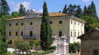 Appartamento di pregio in villa storica all&acute;interno di un piccolo borgo nel cuore di un&acute; importante azienda vitivinicola. Il borgo &egrave; ubicato in prossimit&agrave; di un campo da golf a 18 buche, e dista pochi kilometri da Cortona. Il restauro del borgo &egrave; attualmente in corso - &egrave; composto da un totale di sette edifici ed &egrave; dotato di due piscine, palestra e zona fitness. Il progetto del borgo &egrave; stato ideato da un rinomato designer italiano, il quale ha voluto creare ambienti accoglienti e lussuosi, dotati di tutte le comodit&agrave; moderne, impiegando materiali tradizionali di pregio. Ogni propriet&agrave; gode di una posizione panoramica e viene venduta con una frazione del diritto di propriet&agrave; della vigna. L&acute;appartamento in questione &egrave; posto sul secondo piano ed ha una superficie di circa 95 mq, una terrazza spaziosa posta sul tetto della villa, un giardino esclusivo di circa 375mq ed un box per 2 auto.<BR>Ubicazione <BR>Appartamento di pregio in villa storica all&acute;interno di un piccolo borgo pochi kilometri di distanza da Cortona, piccola citt&agrave; gioiello della Toscana e rinomata per il &acute; Tuscan Sun Festival&acute; evento ormai affermato sulla scena musicale internazionale.<BR>Il borgo gode di una bella posizione immersa nella campagna Toscana ed e facilmente raggiungibile dall&acute;autostrada A1 uscita di Val di Chiana e dalla superstrada Perugia - Siena.<BR>Descrizione <BR>Appartamento di pregio in villa storica inserito in un piccolo borgo nel cuore di un&acute; importante azienda vitivinicola. Il borgo dista pochi kilometri da Cortona, localit&agrave; rinomata per il &acute; Tuscan Sun Festival&acute;che vede ogni anno sfilare le grandi star della musica internazionali. Il borgo racchiude un totale di sette edifici che prendono il nome dall&acute;originaria funzione che svolgevano all&acute;interno del borgo ad esempio; il Frantoio, la Rimessa delle carrozze, la Canonica etc. Tutte queste unit&agrave; sono immerse in un parco che ospita delle piante centenarie accompagnate da una variet&agrave; di essenze mediterranee. All&acute;interno del parco verranno inserite due piscine, palestra, pista ciclabile e zona fitness dotata di bagno turco, sauna e vasca idromassaggio. Tutti gli edifici sono in corso di restauro. Il progetto per il restauro del borgo &egrave; stato ideato da un rinomato designer italiano il quale ha voluto creare ambienti accoglienti, lussuosi e funzionali dotati di tutte le comodit&agrave; moderne, impiegando materiali tradizionali di pregio. Alcuni appartamenti nella villa racchiudono eleganti sale decorate con splendidi affreschi. Ogni propriet&agrave; gode di una posizione panoramica e dispone di un giardino privato che si armonizza con il contesto. Ogni giardino sar&agrave; delimitato dai siepi che regalano una variet&agrave; di colori in tutte le stagioni. Il borgo gode di una posizione geografica sicuramente rilevante per quanto attiene alla coltivazione di vini pregiati e la particolarit&agrave; di questa propriet&agrave; &egrave; che ogni appartamento verr&agrave; venduto con una frazione del diritto di propriet&agrave; della vigna che dar&agrave; l&acute;opportunit&agrave; ai proprietari di partecipare nella formazione di un ottimo vino ; poter osservare la vendemmia, il processo di invecchiamento , l&acute;opportunit&agrave; di imparare a distinguere tra una qualit&agrave; &egrave; un&acute;altra. Per questo motivo sembrava opportuno che ogni propriet&agrave; veniva dotata di una propria cantina piccola dove porre le bottiglie di vino. L&acute;appartamento in questione &egrave; posto sul secondo piano della villa ed occupa una superficie di circa 95 mq. Dispone di un giardino di circa 375 mq, una terrazza posta sul tetto della villa ed un box per due auto.<BR>Stato e rifiniture <BR>Tutti gli edifici attualmente sono in corso di ristrutturazione e il termine dei lavori &egrave; previsto entro la met&agrave; del 2010. Tutte le unit&agrave; avranno rifiniture di pregio &egrave; saranno ristrutturati usando materiali tradizionali come ad esempio; pavimenti in terracotta e pietra serena. Ogni appartamento sar&agrave; dotato di un caminetto, sistema di riscaldamento a pannelli radianti ed aria condizionata<BR>Servizi e Utenze <BR>L&acute;immobile dispone di tutte le utenze necessarie. Sar&agrave; dotato di impianti all&acute;avanguardia atti a garantire il contenimento dei consumi energetici e lo sfruttamento delle risorse rinnovabili. <BR>Situazione Urbanistica e catastale <BR>L&acute;immobile &egrave; oggetto di concessione edilizia e sar&agrave; costruito in conformit&agrave; della stessa.<BR>Dati Propriet&agrave; e Vincoli <BR>La propriet&agrave; &egrave; intestata a societ&agrave; e la vendita &egrave; quindi soggetta a i.v.a. del 10% <BR>Utilizzi e potenzialit&agrave; <BR>Se vi appassiona fare il giardinaggio, il relax in piscina, contemplare paesaggi stupendi, fare passeggiate lungo i sentieri tra le vigne o degustare un buon vino, questa propriet&agrave; offre tutto ci&ograve;. Rappresenta il luogo ideale per godere di indimenticabili attimi di relax ed &egrave; il base ideale per scoprire una delle zone piu belle e piu rinomate d&acute;Italia. <BR><BR><BR><BR><BR><BR>