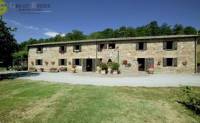 Stupendo casale in pietra ristrutturato di 390 mq. su due livelli con corte esclusiva di 3.000 mq. e piscina. Annesso agricolo di 35 mq. Il tutto ubicato in posizione assolutamente panoramica e soleggiata tra Radicofani e San Casciano dei Bagni, in una una delle zona pi&ugrave; conosciute al mondo e facente parte del Patrimonio Mondiale dell&acute;UNESCO, la val d&acute;Orcia. <BR>Ubicazione <BR>L&acute;immobile &egrave; ubicato in uno dei luoghi pi&ugrave; amati ed apprezzati della Toscana, la Val d&acute;Orcia. Esattamente &egrave; situato nel comune di Radicofani, centro storico di grande fascino con la sua Rocca che domina la vallata. A pochissimi Km &egrave; presente il centro termale di San Casciano dei Bagni, Fonteverde SPA. E&acute; facilmente raggiungibile dal&acute;uscita autostradale di Chiusi Chianciano terme dalla quale dista soli 23 Km. Altri centri storici di grande importanza quali Pienza, Montepulciano, Cetona, Sarteano, Chiusi si trovano a breve distanza. Altri centri termali di grande importanza quali Bagno Vignoni e Bagni San Filippo sono raggiungibili in pochi minuti di automobile (circa mezz&acute;ora). <BR>Descrizione <BR>Bellissimo casale in pietra completamente ristrutturato con grande gusto e materiali di alto livello qualitativo. L&acute;immobile si trova tra Radicofani e San Casciano dei Bagni e per raggiungerlo bisogna percorrere circa 1,5 Km di strada sterrata. Ha una superficie di 390 mq. su due livelli ed &egrave; circondato da un terreno di pertinenza di 3.000 mq. con piscina, campo da bocce e tavolo da ping pong. Accanto al casale &egrave; presente un annesso di circa 33 mq. adibito a rimessa attrezzi agricoli e magazzino. Internamente il casale &egrave; composto da un grande soggiorno, cucina, sala pranzo, sala TV, sala biliardo e porticato esterno al piano terra, sette camere e sette bagni al piano primo cui si accede sia tramite scala interna sia tramite scala esterna originale in pietra. Il casale &egrave; stato ristrutturato nel profondo rispetto dell&acute;architettura tipica locale ma &egrave; stato dotato di tutti i comfort possibili quali impianto di aria condizionata, antenna satellitare, linea telefonica con copertura ADSL. Dal giardino di fronte &egrave; possibile godere di un panorama unico delle dolci colline miste a calanchi tra Radicofani e San Casciano dei Bagni, con particolare veduta sul borgo di Celle sul Rigo. La piscina &egrave; stata realizzata nel 2001 ed &egrave; circondata da un bel giardino pianeggiante dove &egrave; possibile godere al massimo della bellezza e della quiete del luogo. <BR>Stato e rifiniture <BR>Il casale &egrave; stato completamente ristrutturato tra il 1997 ed il 2000. Le mura esterne sono in pietra faccia vista, i solai interpiano cos&igrave; come il tetto sono in travi di legno e pianelle in cotto. I pavimenti sono tutti in cotto. Gli infissi sono in legno con persiane esterne in legno. <BR>Servizi e Utenze <BR>L&acute;immobile &egrave; servito di tutte le utenze quali acquedotto comunale con cisterne di accumulo e autoclave, luce, riscaldamento con bombolone a GPL. � presente un impianto di aria condizionata. La piscina &egrave; stata edificata nel 2001.<BR>Situazione Urbanistica e catastale <BR>L&acute;immobile &egrave; stati regolarmente ristrutturato tra il 1997 ed il 2000. Tutti gli impianti sono a norma. Anche la piscine &egrave; stata costruita su rilascio di regolare concessione edilizia. Tutto &egrave; regolarmente registrato al Nuovo Catasto Urbano del Comune di Radicofani. <BR>Dati Propriet&agrave; e Vincoli <BR>Il bene &egrave; di propriet&agrave; di una S.R.L. Agricola, quindi al momento dell&acute;Atto di compravendita l&acute;acquirente sconter&agrave; l&acute;I.V.A. sull&acute;acquisto al 10% sul prezzo dichiarato in Atto. <BR>Utilizzi e potenzialit&agrave; <BR>Un immobile perfetto per chi sta cercando un casale tipico ristrutturato con materiali di alto livello, inserito in un contesto veramente unico, con piscina ed un giardino molto ben curato, che grazie alla sua dimensione ridotta, permetter&agrave; una gestione facile ed economicamente poco dispendiosa. <BR><BR>