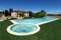 splendida villa leopoldina completamente ristrutturata, composta da 7 camere con bagni con idromassaggio, aria condizionata,2 saloni, 2 cucine, palestra di 150 m2, bagno turco per 6 persone, PISCINA a sfioro di 16 metri con idromassaggio riscaldato;<BR>villa con lungo viale di accesso alberato posta su una collina con vista incontaminata;<BR>il servizio include maggiordomo; a rischiesta cuoca ed autista
