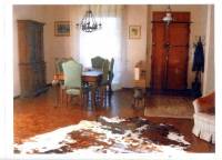 Careggi Appartamento in Villetta bifamiliare - l&acute;abitazione di ca 130 mq &egrave; posta al primo piano con balcone, oltre mansarda 30 mq e giardino di 200 mq circa. Garage con bagno e lavanderia. L&acute;abitazione ha due camere, due bagni, cucina con ampia veranda., Soggiorno doppio con camino e balcone. Mansarda con bagno e ampio studio. Locali tecnici.  L&acute;appartamento &egrave; immediatamente disponibile  Restaurato nel 2005, si trova in ottime condizioni.  Si acquista da privato    Rif. 10964 Studio Immobiliare Marinella Coppi +39 055 853559 info@le-case.com. 