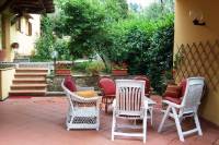 Rif.10967 www.le-case.com VILLA INDIPENDENTE SU DUE LIVELLI OLTRE GARAGE E CANTINA, GIARDINO MQ 1000   La villa con la sua ampia loggia da&acute; accesso alla zona giorno composta da soggiorno, sala da pranzo, cucina abitabile, bagno e zona lavanderia; al piano primo tre camere ampie e luminose, di cui una con bagno e terrazza privata. Le altre due camere hanno un bagno con doccia in comune.  Al piano seminterrato, garage con cantina  Ristrutturato. Studio Immobiliare Marinella www.le-case.com 329 3325460 info@le-case.com   