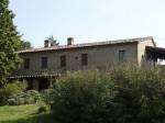 Grande colonica ristrutturata, mq 450 pi&ugrave; cantina, d&eacute;pendance ed un annesso, con 4 ettari di terra circostante. La casa principale, in pietra, &egrave; costituita da due unit&agrave; indipendenti ma comunicanti dall�interno. Si hanno cos&igrave; complessivamente numerosi salotti, due cucine (pi&ugrave; una nella cantina), 5 camere, 5 bagni oltre alla d&eacute;pendance dove c�&egrave; un altro appatamento  per ospiti completo di soggiorno, cucinotto, camera e bagno.  Questa propriet&agrave; &egrave; ideale per una grande famiglia, con numerosi e frequenti ospiti oppure per chi voglia metterla "a rendita" grazie alle molteplici possibilit&agrave; che offre di essere affittata intera o in parte.