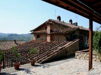 GREVE IN CHIANTI In zona panoramica, a solo 1 km dal centro abitato del paese di Greve in Chianti, Porzione di colonica, perfettamente ristrutturata ed arredata, con due camere, due bagni, cucina, soggiorno e studio, oltre zone tecniche. Terrazza e Giardino panoramico.  Ben arredata. Disponibile per uso transitorio   Disponibilit&agrave;:  Immediata  Riscaldamento:  autonomo GPL   Terreno:  500 mq giardino Totale metri quadri:  150 mq abitazione Prezzo Mensile:  800,00 �   www.le-case.com rif. UZZANO tel 329 3325460  