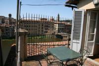 Firenze Lungarno Acciaioli bellissima abitazione, ben ristrutturata ed arredata, posto al 4 piano senza ascensore. Ampio soggiorno, luminoso e silenzioso, cucina ben organizzata, due camere , due bagni e lavanderia; al piano superiore studio e terrazza panoramica con vista ampia su Firenze.  Arredato richiesta � 2.600 mensili