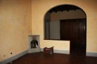 Firenze Via Tornabuoni in palazzo storico luminoso appartamento posto al terzo piano senza ascensore e composto da soggiorno, cucina, tre camere e tre bagni  Richiesta � 1.900 mensili solo a referenziati, possibilit&agrave; arredo