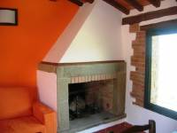 Greve in Chianti in posizione collinare deliziosa porzione di colonica in pietra con ingresso indipendente da resede pavimentato. Al piano terreno ampia zona giorno composta da cucina e soggiorno con caminetto ed accesso a terrazza panoramica sulle colline , camera matrimoniale, al piano primo camera matrimoniale ed ampio bagno Richiesta � 700,00 a referenziati  Libera Maggio 2010