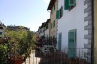 Centro storico delizioso appartamento posto al piano primo e composto da cucina,	tinello, soggiorno, camera da letto e bagno. Deliziosa terrazza con vista sulla piazza.  Affitto transitorio a referenziati