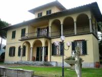 In posizione collinare villa in perfette condizioni di circa 500 mq, taverna mq 180, vano tecnico mq 80 e terrazzi panoramici. Parco privato mq  5000.  La villa si sviluppa su tre livelli oltre piano seminterrato che accoglie la  grande taverna. Ristrutturazione di pregio       