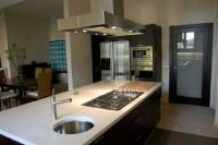 Firenze Il Girone Bellissimo appartamento in villa - open space, salotto, cucina abitabile, due camere e due bagni, cantina e lavanderia mq 143 con zona esterna e possibilit&agrave; di garage � 560.000   Scheda tecnica:    Bellissimo appartamento al piano terra di una Villa anni 70 , con pietre faccia-vista all&acute;esterno . Zona residenziale di " Il Girone "a Firenze Sud sempre nel comune di Fiesole.  La superficie totale calpestabile &egrave; di 143 mq.  Composto da ampio open-space con salotto e cucina abitabile con isola.Corridoio che divide la zona giorno da quella notte con locale studio. Due grandi camere matrimoniali tutte con bagno e due con grandi camere armadi. Piccola lavanderia  Cantina Piccolo spazio esterno di propriet&agrave; che separa l&acute;appartamento dalla strada. Completamente arredato e ristrutturato con materiali di pregio.  Richiesta 560.000 euro  Possibilita&acute; di acquistare il Garage dal quale si pu&ograve; accedere direttamente all&acute;appartamento non incluso nel prezzo ,da concordare con la propriet&agrave;   