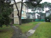 Localit&agrave; Cinquale a soli 5min. in bicicletta da Vittoria Apuana,in complesso residenziale vendesi al secondo piano luminoso appartamento 80 mq completamente e recentemente ristrutturato con rifiniture di qualit&agrave;,cos&igrave; compsto: sggiorno con cucina a vista totalmente attrezzata, terrazza abitabile, 2 camere, 2 bagni in mosaico. Parquet in frassino, zanzariere, aria condizionata, riscaldamento e posto auto. Propriet&agrave; ideale per l&acute;estate e per l&acute;inverno.                                                                                                 Euro 415.000,00