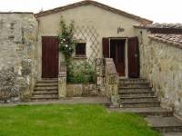 Le Piazze, Com di Cetona, in posizione panoramica, bella colonica in pietra, ristrutturata con gusto,  con parco di 2 ettari, molto curato: intorno alla casa un grande prato irrigato che si estende fino alla piscina. Nel resto del terreno 200 olivi ed una piccola vigna danno a questa propriet&agrave; il vero senso della campagna. La casa si svolge su due piani ed ha a piano terra gradevolissima la zona giorno con un unico ambiente articolato:salotto con camino- pranzo-cucina aperti sul portico, in totale 4 camere doppie, 2 singole ed uno studio, 4 bagni. Pavimenti in cotto e legno.  