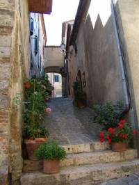 Nel centro storico, casa indipendente su due piani, recentemente ristrutturata composta da ingresso a p.t. soggiorno con caminetto e balcone, cucina separata, disimpegno su cui si aprono 2 camere e due bagni. Inoltre grande mansarda abitabile. Pavimenti in legno, soffitti a travi, bagni in travertino, finestre panoramiche.