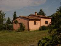 Piccola propriet&agrave; agricola composta da casa ristrutturata (80 mq) e terreno 2 ettari di frutteto biologico. la casa  si svolge su un piano, ha una grande stanza con camino e portafinestra sul giardino oltre ad una camera con bagno. Fuori un portico corre lungo tutta la casa e si affaccia sul panorama. Il terreno, completamente biologico &egrave; coltivato a frutteto e comprende circa 200 piante di ciliegio, 100 noci, viti per uva da tavola, peschi, susini ed latre specie rare e pregiate. Una propriet&agrave; ideale per chi ama  dedicarsi all&acute;agricoltura personalmente con grande soddisfazione di qualit&agrave; di prodotti.
