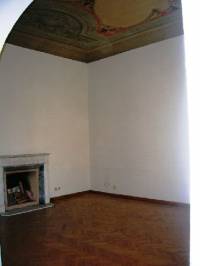 LUNGARNO ALLE GRAZIE  APPARTAMENTO DI RAPPRESENTANZA POSTO AL PIANO TERZO CON ASCENSORE COMPOSTO DA 3 SALONI AFFRESCATI, CUCINA CON DISPENSA 4 CAMERE E 4 BAGNI. PICCOLO BALCONE. CUCINA ARREDATA, TERMO SINGOLO.  AFFITTO 4+4  SPESE CONDOMINIALI � 200 MENSILI COMPRESO PORTIERATO CANONE LOCAZIONE � 3.000 TRATTABILI  WWW.LE-CASE.COM RIF. TINTORI 