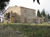 IMMERSO NELLA QUIETE DELLA CAMPAGNA TOSCANA E PRECISAMENTE POMARANCE<BR>CIRCONDATO DA BOSCHI E COLLINE COLONICA COLLOCATA IN SPLENDIDA POSIZIONE<BR>DOMINANTE SU COLLINA SUPERFICIE 300 MQ TERRENO 2 ETTARI, L" IMMOBILE DEVE<BR>ESSERE RIFINITO IN FINESTRE BAGNI E PORTE STRUTTURA POSTA SU DUE PIANI.