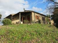 COLONICA POSTA  SU COLLINA DOMINANTE TRA VOLTERRA E IL MARE IN PIETRA<BR>COMPOSTA DA 3 APPARTAMENTI DI VARIE METRATURE, TERRENO 5000 MQ COMPLETAMENTE RECINTATO.