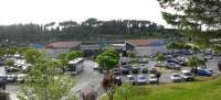Vendesi negozio di 35 mq. posto al piano terra di un noto Centro Commerciale all&acute;interno del Comune di Chiusi.<BR>UBICAZIONE<BR>Nelle immediate vicinanze dell&acute;uscita autostradale di Chiusi-Chianciano Terme (nel Comune di Chiusi), il locale &egrave; situato sicuramente in un punto strategico.   <BR>DESCRIZIONE DELL&acute;IMMOBILE<BR>Il Centro Commerciale, nato all&acute;inizio degli anni &acute;90 &egrave; oggi una delle maggiori realt&agrave; commerciali presenti nel Sud della Toscana ed &egrave; riuscito ad acquisire, nel tempo,  un trend positivo di crescita nella presenza di consumatori italiani e stranieri. Il locale oggetto di vendita, costituito da una superficie di 35 mq, &egrave; completamente ristrutturato ed &egrave; fornito anche di acqua.<BR>STATO E RIFINITURE<BR>In ottimo stato, completamente ristrutturato con pavimenti in monocottura e soffitti intonacati.<BR>SERVIZI E UTENZE<BR>Utenze come luce e sistema di riscaldamento tutte presenti e funzionanti a livello condominiale. Il locale &egrave; fornito anche di acqua. <BR>SITUAZIONE CATASTALE URBANISTICA<BR>Sia dal punto di vista urbanistico, che catastale l&acute;immobile risulta regolare e conforme.<BR>DATI PROPRIETA&acute; ED EVENTUALI VINCOLI<BR>Non sono presenti vincoli sulla propriet&agrave;.<BR>UTILIZZI E POTENZIALITA&acute;<BR>Perfetto per le pi&ugrave; svariate attivit&agrave; commerciali che si voglia intraprendere. Ottimo anche come investimento.<BR>