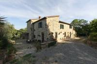 Stupenda struttura agrituristica di 9,5 ha. ubicata tra Valdichiana e Val d�Orcia, nel Comune di San Casciano dei Bagni. La propriet&agrave; include un fabbricato principale ed una dependance ristrutturati con piscina attualmente locati ad uso agriturismo, e due annessi ristrutturati al grezzo rispettivamente di 50 e 115 mq.<BR>UBICAZIONE<BR>L�immobile &egrave; collocato in un punto strategico rispetto alla zona:situato a met&agrave; strada tra Roma e Firenze, lo si raggiunge dall�A1 dall�uscita di Fabro in pochissimi chilometri e percorredo un breve tratto di strada bianca (circa 1 Km); dista circa 10 km da Cetona e 9 km da San Casciano dei Bagni, centro Alberghiero e Termale inserito fra i Leading Small Hotels in the World  e The Great Spa Hotels in the World. Montepulciano, Montalcino, Pienza, Cortona, Arezzo, Perugia, Orvieto  ed altre citt&agrave; storiche si raggiungono in circa 40 mn di auto.<BR>DESCRIZIONE<BR>L�immobile, adagiato sulle pendici delle colline senesi, &egrave; ubicato tra Valdichiana e Val d�Orcia, all�interno del Comune di San Casciano dei Bagni e, pi&ugrave; precisamente,nella piccola frazione di Palazzone. La struttura, risalente al 1700 circa, &egrave; ricavata da un antico sito di sosta sulla via francigena ed &egrave; stata da poco restaurata nell�assoluto rispetto dell�architettura d�origne. La propriet&agrave;, dal punto di vista immobiliare, &egrave; costituita da un fabbricato principale di 350 mq disposto su due livelli, da una dependance di 80 mq ubicata al piano terra e da due annessi ristrutturati al grezzo di 50 e 115 mq, il tutto circondato da 9,5 ha di terreno di pertinenza adibito a diverse colture. La presenza di una piscina rende ancora pi&ugrave; piacevole la permanenza, soprattutto nei mesi pi&ugrave; caldi.<BR>Per quanto riguarda il fabbricato principale &egrave; cos&igrave; dislocato: al piano terra troviamo due unit&agrave; immobiliari, di cui una costituita da un ampio soggiorno con angolo cottura, una camera ed un bagno; l�altra formata da ingresso, cucina, sala da pranzo, soggiorno, un ripostiglio, una camera da letto con accesso diretto ad una stanza-guardaroba ed un bagno. Al piano primo troviamo, invece, un soggiorno, un disimpegno, quattro camere da letto e tre bagni, di cui due en suite.<BR>La dependance &egrave; dislocata su un unico livello posto al piano terra ed cos&igrave; costituita: un             soggiorno-pranzo con angolo cottura e due camere da letto ognuna con il proprio bagno en suite.<BR>Relativamente ai due annessi, possiamo dire che anch�essi non abbisognano di lavori di restauro, in quanto sia le mura perimetrali che il tetto sono in buono stato, risultato di una ristrutturazione al grezzo. <BR>La propriet&agrave; gode di tutti i confort necessari per gustarsi al meglio la permanenza i questo luogo suggestivo, sia per un breve periodo come nel caso di una vacanza, sia pensandola come una dimora abituale; infatti, anche la presenza della piscina &egrave; sicuramente un valore aggiunto a quella che gi&agrave; di per s&eacute; rappresenta sicuramente una struttura interessante.<BR>Il tutto &egrave; circondato da 9,5 ha. di terreno di pertinenza destinato a uliveto, seminativo, vigneto, bosco e pascolo.<BR><BR>STATO E RIFINITURE<BR>Tutta la propriet&agrave; &egrave; stata recentemente e completamente ristrutturata nell�assoluto rispetto dell�architettura d�origine, riuscendo a mantenere lo stile semplice della tradizione rurale; sono stati, infatti, conservati i bellissimi pavimenti in cotto e, per quanto riguarda i soffitti, i travi in legno a vista con pianelle. Gli infissi sono tutti in legno.  <BR>SERVIZI E UTENZE<BR>Tutte le utenze sono presenti e funzionanti.<BR>SITUAZIONE URBANISTICA E CATASTALE<BR>Tutti gli immobili sono completamente sani sotto un punto di vista urbanistico e sono tutti urbanisticamente rurali.<BR>DATI PROPRIETA� E VINCOLI<BR>La propriet&agrave; &egrave; intestata a persona fisica e non c�&egrave; alcun tipo di limitazione e vincolo a parte delle situazioni da verificare in fase di trattativa.<BR>UTILIZZI E POTENZIALITA�<BR>Posto all�interno di uno scenario mozzafiato, &egrave; un immobile perfetto dal punto di vista agrituristico e sicuramente interessante come investimento immobiliare. Possibile anche la veloce trasformazione in un�unica e splendida casa di campagna. <BR>