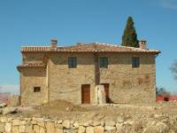 Nella splendida zona del Chianti, casale in fase finale di ristrutturazione, frazionato in 8 appartamenti terratetto con ingresso esclusivo e ampio giardino. La ristrutturazione &egrave; stata effettuata in tipico stile toscano con muri esterni in pietra e al momento vi &egrave; la possibilit&agrave; di personalizzare gli interni. Il contesto &egrave; estremamente panoramico; il casale dista pochissimi km da San Donato e circa 5 km dalla comoda superstrada SI/FI. App.to 6 - ha una superficie di mq. 125 cos&igrave; composta: al piano terra soggiorno con cucina e bagno; al primo piano 2 camere e 2 bagni. Giardino di mq. 321. Per informazioni immediate contattare Stefano al seguente numero telefonico 339.3901435. 