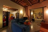 Nel cuore del centro storico di Chiusi, bellissimo appartamento di 145 mq finemente ristrutturato. Completa la propriet&agrave; un terrazzo di 22 mq ed una cantina anch&acute;essa di 22mq. <BR>Ubicazione <BR>L&acute;immobile &egrave; ubicato nel centro storico di Chiusi, paese di origine etrusca che vanta un retaggio artistico dai contenuti profondi e radicati nel territorio. Il Museo Archeologico Nazionale, le Tombe Etrusche, le Catacombe, il Museo della Cattedrale e il suggestivo e vasto complesso di "Chiusi sotterranea", continuano ad affascinare visitatori di ogni parte del mondo. Facilmente raggiungibile, a Chiusi si pu&ograve; arrivare in auto da NORD Autostrada del Sole A1 direzione ROMA uscita Chiusi - Chianciano Terme; da Sud Autostrada del Sole A1 direzione Firenze uscita Chiusi - Chianciano Terme. Sono poco distanti citt&agrave; storiche come Firenze, Siena, Perugia, Arezzo, Montepulciano e borghi turistici come Cetona, San Casciano dei Bagni e Pienza. <BR>Descrizione <BR>L&acute;appartamento &egrave; ubicato al piano nobile di un&acute;antica palazzina del centro storico di Chiusi ed &egrave; stato recentemente ristrutturato e consolidato; esso dispone di una superficie di 145 mq (oltre a 40 mq di soppalchi), &egrave; interamente pavimentato in parquet ed &egrave; cos&igrave; disposto: ingresso, ampia zona giorno open space con camino perfettamente funzionante ed accesso diretto al terrazzo di circa 22 mq, angolo cottura, camera matrimoniale comunicante con una zona relax con vasca idromassaggio, un&acute;altra grande camera con soppalco avente l&acute;attuale funzione di studiolo, cameretta ospiti con bagno en suite e due ulteriori bagni di cui uno con vasca. La propriet&agrave; &egrave; completata una cantina di 22mq, anch&acute;essa completamente sanata e ristrutturata. <BR>Stato e rifiniture <BR>Nel 2004 l&acute;appartamento &egrave; stato oggetto di lavori di ristrutturazione che hanno previsto una miglioria ed un consolidamento totale dell&acute;immobile. Tutti i materiali usati nel restauro e nell&acute;arredo dell&acute;abitazione sono naturali ed esenti da emissioni inquinanti, come il parquet ad esempio (il quale oltre che atossico &egrave; anche antigraffio e antiumido), o l&acute;intonaco a calce bioedile e la pittura al succo d&acute;arancia utilizzati per le pareti interne; quelle esterne, invece, sono tutte dotate di una controfodera in laterizio con camera d&acute;aria di 10 cm. Per quanto riguarda i solai, invece, sono costituiti da pianelle in cotto e travi in legno a vista. Gli infissi sono in legno. <BR>Servizi e Utenze <BR>Tutte le utenze sono presenti e funzionanti, escluso il telefono di cui basta richiedere l&acute;allaccio con una semplicissima domanda. Il sistema di riscaldamento &egrave; a metano con caldaia a condensazione di ultima generazione. <BR>Dati Propriet&agrave; e Vincoli <BR>Tutta la propriet&agrave; &egrave; intestata a persone fisiche e la vendita &egrave; soggetta a imposta di registro rispettivamente al 10 % se acquistata come seconda casa o al 3 % se acquisto della propriet&agrave; con agevolazioni prima casa e con l&acute;obbligo quindi di trasferire la propria residenza nell&acute;abitazione entro 18 mesi dalla data del rogito notarile. <BR>Utilizzi e potenzialit&agrave; <BR>Date le dimensioni e la posizione ottimale questa casa &egrave; perfetta sia come abitazione permanente che come casa per le vacanze.<BR>