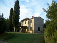 Affittasi bella casa di campagna, di circa 250 mq con parco e piscina , immersa nel verde della Toscana, nel comune di Cetona, famoso paese medievale , definito uno dei borghi pi&ugrave; belli d&acute;Italia <BR><BR>Ubicazione <BR><BR>--------------------------------------------------------------------------------<BR><BR>Da qui si possono raggiungere in poco tempo i maggiori centri storici della Toscana e dell&acute;Umbria , ricchi di arte, storia e cultura come Montalcino ,Montepulciano, Pienza, Citt&agrave; della Pieve, Orvieto nonch&eacute; famosi centri termali come San Casciano dei Bagni , Chianciano Terme e Bagno Vignoni.<BR>Le citt&agrave; come Siena, Firenze e Roma sono raggiungibili con un&acute;ora e mezzo di macchina circa.<BR>Come arrivare: da nord uscita A1 Chiusi-Cianciano Terme (20 Km circa) - direzione Cetona<BR>da sud uscita A1 Fabro (20 km circa), direzione Chiusi - Cetona<BR><BR><BR><BR>Descrizione <BR><BR>--------------------------------------------------------------------------------<BR><BR>Un chilometro di strada bianca in ottimo stato, molto panoramica in mezzo a uliveti e vigneti ,serve il casale. <BR>L&acute;immobile &egrave; disposto su due livelli: al piano terra una pergola precede l&acute;ingresso ad un grande salone con caminetto e libreria, una cucina in perfetto stile toscano, dotata di tutti i servizi e accessori, uno salotto-studio con divano letto da due posti , un bagno con doccia e ripostiglio.<BR>Attraverso una scala interna si accede al primo piano, composto da due camere matrimoniali di cui una con bagno en-suite e con vista strepitosa sul Monte Cetona e su Citt&agrave; della Pieve , una camera con letto a castello , un bagno con doccia .<BR>Il casale quindi dispone di otto posti letto.<BR>Meravigliose passeggiate sulle strade di campagna , lungo sentieri naturali e dentro boschi di querce completano l&acute;offerta.<BR><BR><BR><BR>Stato e rifiniture <BR><BR>--------------------------------------------------------------------------------<BR><BR>Completamente ristrutturato <BR><BR>Servizi e Utenze <BR><BR>--------------------------------------------------------------------------------<BR><BR>Presenti acqua, luce,telefono, ( copertura adsl), antenna parabolica, riscaldamento autonomo .<BR>TV - Lavatrice - Lavastoviglie - Forno . Dotazione di tutti gli accessori in cucina - Biancheria esclusa<BR><BR><BR>Situazione Urbanistica e catastale <BR><BR>--------------------------------------------------------------------------------<BR><BR><BR>Dati Propriet&agrave; e Vincoli <BR><BR>--------------------------------------------------------------------------------<BR><BR><BR>Utilizzi e potenzialit&agrave; <BR><BR>--------------------------------------------------------------------------------<BR><BR>Affitto mensile - Affitto settimanale<BR>Stagionalit&agrave; : periodo alta stagione A : 15/5 - 15/9 21/12- 07/01<BR>Natale - Capodanno - Pasqua - Ponti<BR>: periodo bassa stagione B 16/9 - 20/12 08/01- 14/05<BR>Agosto : minimo due settimane<BR><BR>