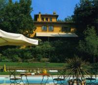 Splendida villa Toscana ubicata a met&agrave; strada tra il borgo di Cetona e Sarteano. La propriet&agrave; si estende su 1 ha su cui sorgono tre fabbricati: la villa, denominata il Vallone e si sviluppa per circa 450 mq disposta su tre livelli, la dependance di circa 70 mq con affaccio sulla piscina e il garage. <BR>Ubicazione <BR>A pochi minuti dal borgo di Certona salendo le dolci colline toscane si arriva all&acute;ingresso della splendida Villa Toscana. Da un bell&acute;ingresso attraverso cipressi e salici si arriva alla propriet&agrave; incorniciata da una grande quercia, qui l&acute;unico suono &egrave; quello degli uccelli.<BR>Descrizione <BR>Un Colonnello inglese arrivato a Certona, un luogo pieno di storia medievale, ha costruito con grande passione questa villa di circa 400 mq. e 1000 mq di terreno. Il giardino &egrave; stato sistemato con grande cura ed &egrave; dotato di impianto di irrigazione ed &egrave; in parte terrazzato, da un altro lato invece c&acute;&egrave; un piccolo uliveto. Dal giardino si arriva ad una piscina di 12x 5 oltre ad una terrazza ed una casa per gli ospiti, tutto intorno alla propriet&agrave; belle bordure di piante aromatiche. Da ogni finestra della casa il paesaggio &egrave; pura Toscana. Da un antico portone ad arco si entra nell&acute; ingresso della villa e da un lato troviamo un bagno di servizio e un guardaroba. Il grande salone ha soffitto a doppia volta, un camino antico e pavimento in terracotta toscana. Ma l&acute;attenzione &egrave; tutta rivolta alle 2 finestre ad arco con bei pannelli scorrevoli antichi da cui godere tutta la splendida vista sul giardino. Da qui si accede al livello della terrazza che pu&ograve; essere coperta in estate. Accanto al salone da una lato si trova la bella sala lettura con camino, molto ben curata nei dettagli. Dall&acute;altro lato troviamo la sala da pranzo che si apre sulla cucina molto ben attrezzata. Accanto alla cucina una dispensa. Ogni porta del piano terra &egrave; antica e proviene da un monastero spagnolo. Dall&acute;ingresso salendo uno scalone con ringhiera in ferro battuto si accede al piano superiore e ad una bel salone. Anche questa stanza ha un bel camino a finestre ad arco. La camera da letto matrimoniale ha grandi armadi, uno spogliatoio e un bagno con vasca in marmo. Anche la seconda camera da letto ha un bagno adiacente e la terza camera ha un altro bagno e ampi armadi. <BR>Una piccola scala porta ad una zona con camera e bagno che pu&ograve; essere usata per il personale essendo molto privata. La villa &egrave; dotata di impianto d&acute;allarme. <BR>DEPENDANCE<BR>La dependance &egrave; vicino alla piscina e anch&acute;essa decorata con gusto e raffinatezza. Ha un bel camino, travi di legno a vista, una piccola cucina, una camera da letto e un bagno con doccia. Fuori c&acute;&egrave; una bello spazio coperto da un pergolato di vite e una terrazza pavimentata per mangiare fuori in estate accanto alla piscina.<BR>Stato e rifiniture <BR>Completamente ristrutturata e dispone di tutti i confort possibili. <BR>Servizi e Utenze <BR>Presenti tutte le utenze. <BR>Utilizzi e potenzialit&agrave; <BR>La villa viene affittata sia per brevi periodi che lunghi periodi. <BR>